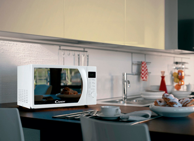 Microondas Candy CMW2070DW en la cocina