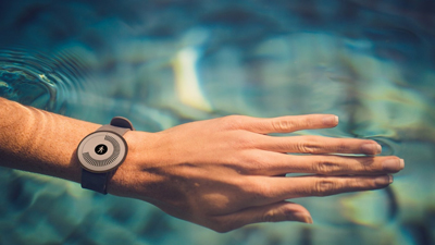 La pulsera de actividad Withings Go es resistente al agua y sumergible a 50 metros