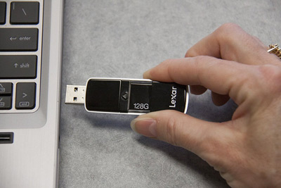 Usa el Pendrive Lexar JumpDrive P20 de 128GB en equipos potentes para aprovechar sus velocidades.